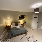 Heartbeat By Travel Lets Homes With Private Ensuite & Garden לטרקני