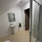 아파트 Heartbeat By Travel Lets Homes With Private Ensuite & Garden 레터케니