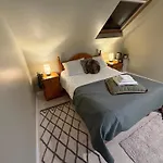 Heartbeat By Travel Lets Homes With Private Ensuite & Garden דירה לטרקני