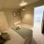 Heartbeat By Travel Lets Homes With Private Ensuite & Garden * 레터케니