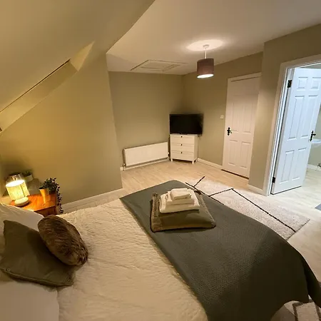 Heartbeat By Travel Lets Homes With Private Ensuite & Garden דירה *